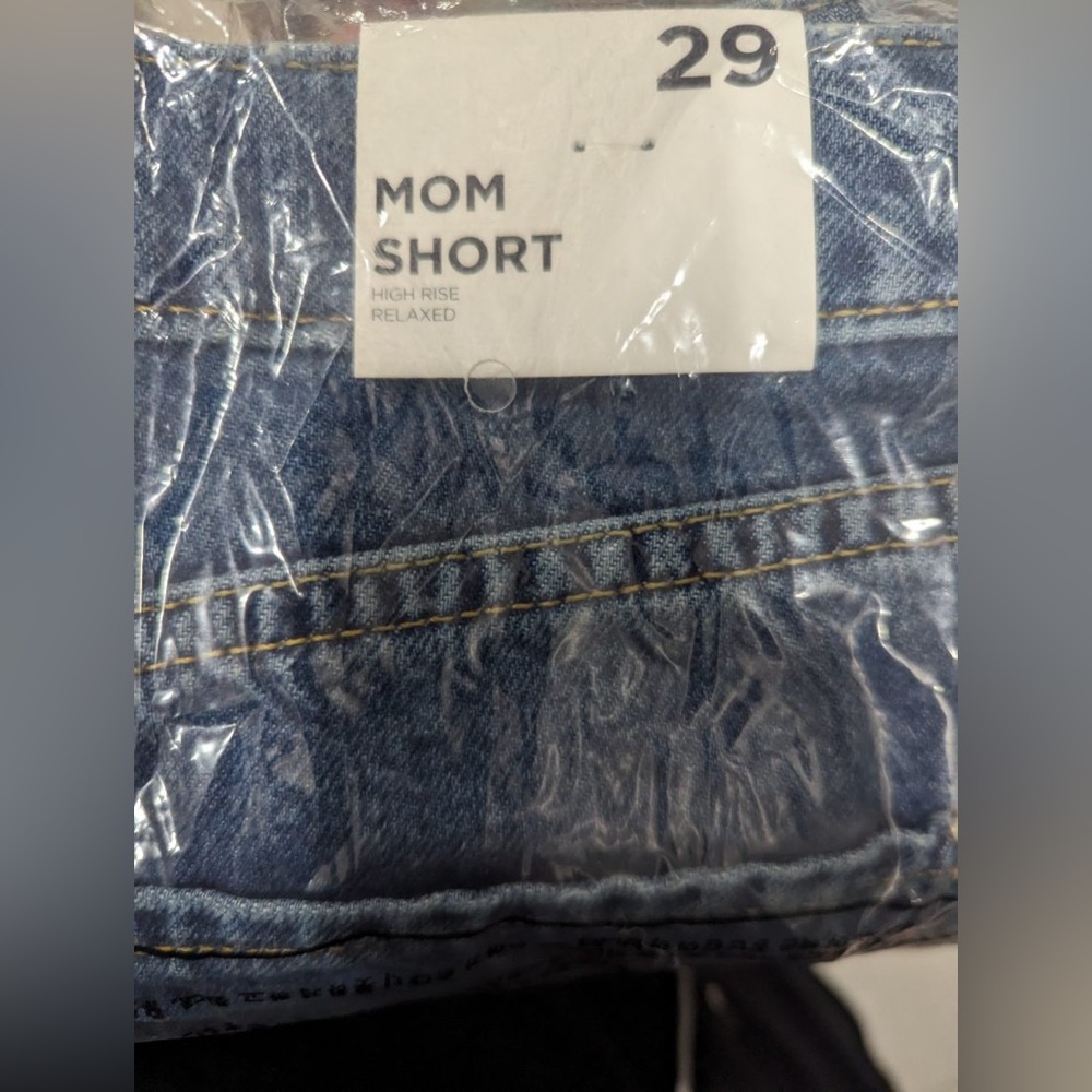 Forever 21 Mom Shorts. Blue Jean High Rise Relaxed. Women’s size 29 - Picture 5 of 5